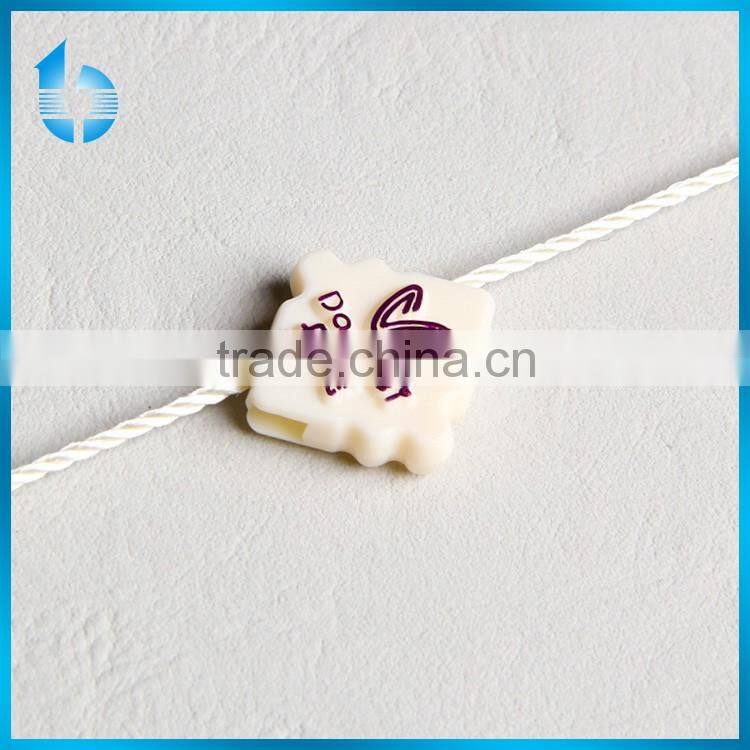 Single insertion plastic suspended particle for garments