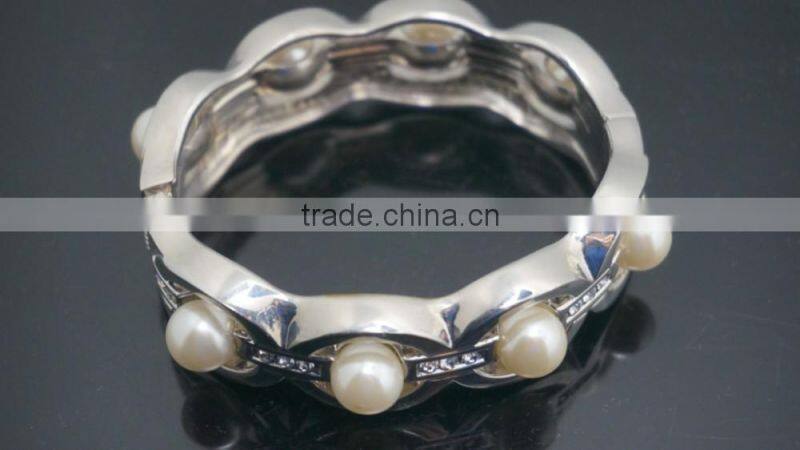 First-rate artificial pearl chain hinged closure silver highly polished bangles