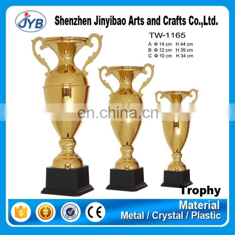 China supplier 2017 wholesale various design football soccer trophy