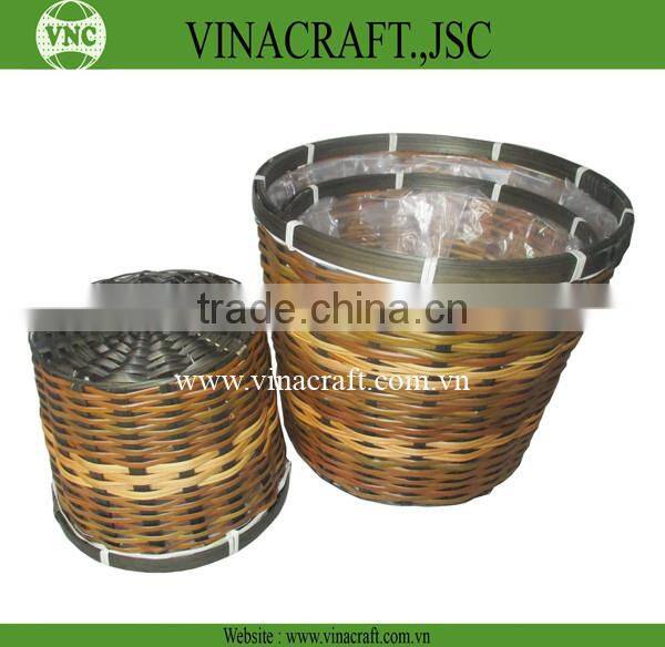 Wicker garden planter with plastic liner