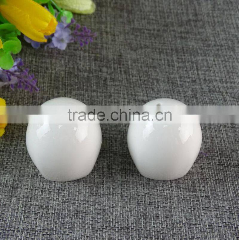 Cheap Wholesale white Ceramic kitchen unique ceramic salt and pepper shaker with color box