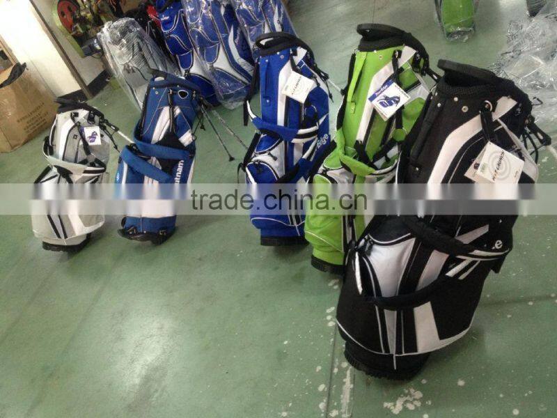 Golf bag with wheel