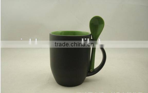 creative magic 11 oz color changing matte outer black and inner color ceramic coffee mug eiyh inserting spoon