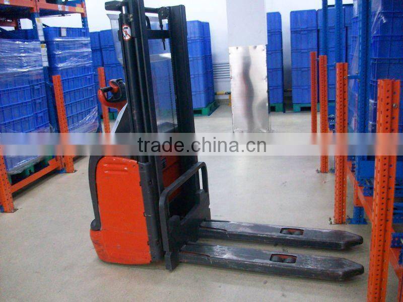 Gravity pallet rack