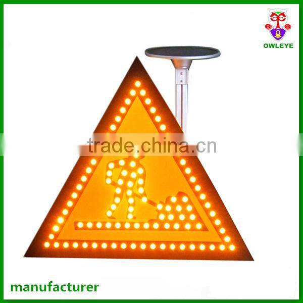 Solar powered construction traffic sign with triangle-shape