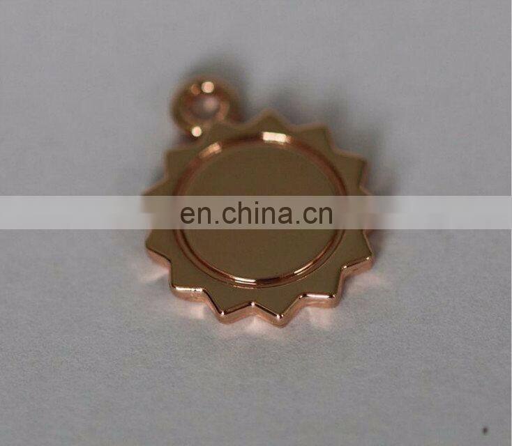 New design decoration handbag parts accessories metal gold labels hanging tags for bag wholesale