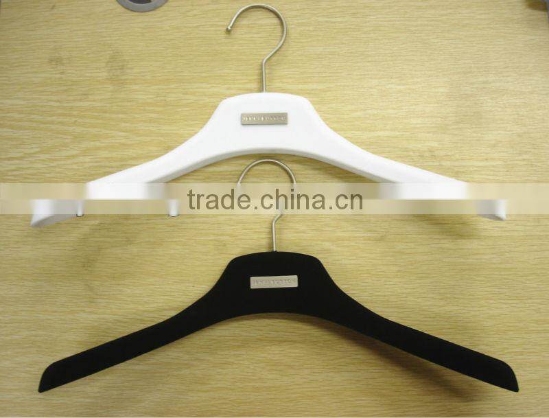 YT velvet clothes hanger velvet flocked hanger with metal logo
