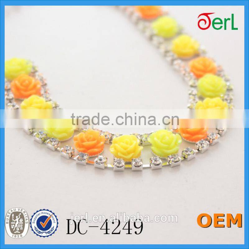 Popular Flower Shape Plastic Pearl Chain with Crystal Trim Necklace Designs Bridal for Dress