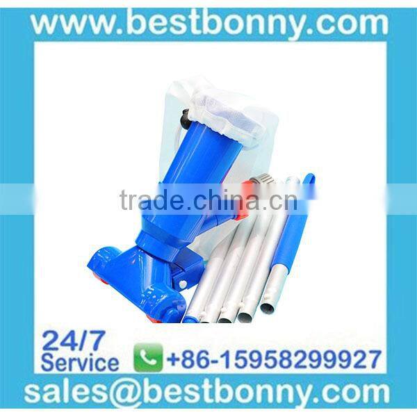 Swimming pool flexible triangular vacuum head