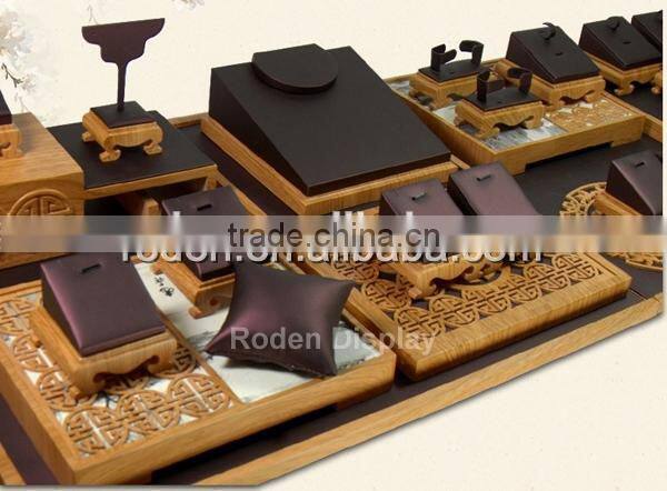 elegent jewelry display naturn woon crave pattern high-end design jewelry display stand display set custom jewelry display