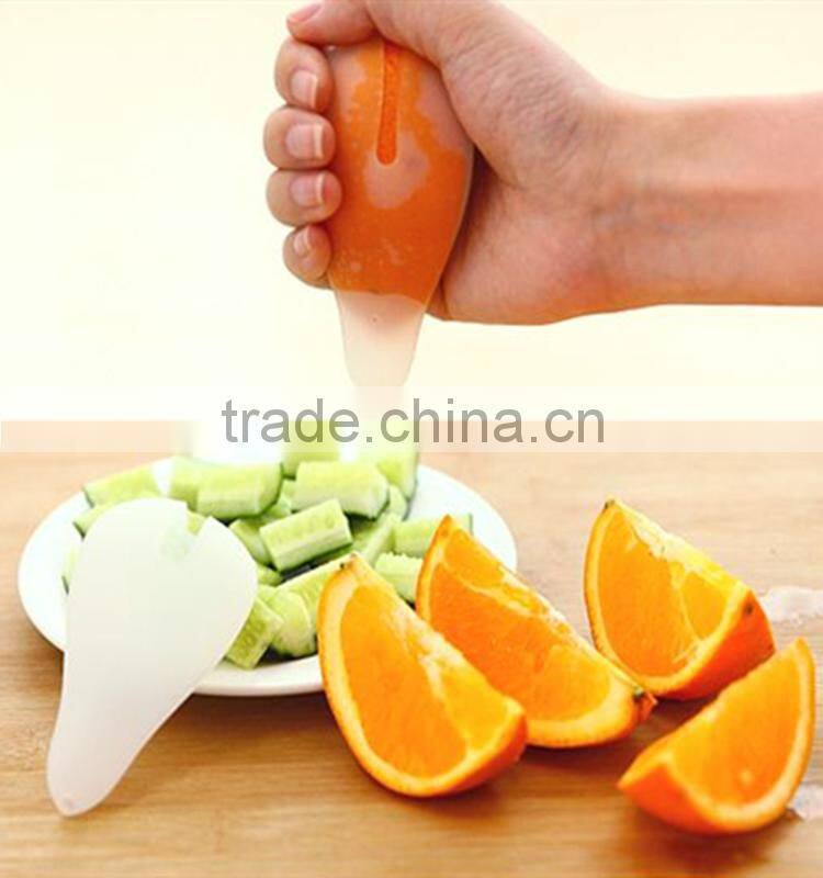 2016 new arrival home use hand press healthy portable mini squeezer