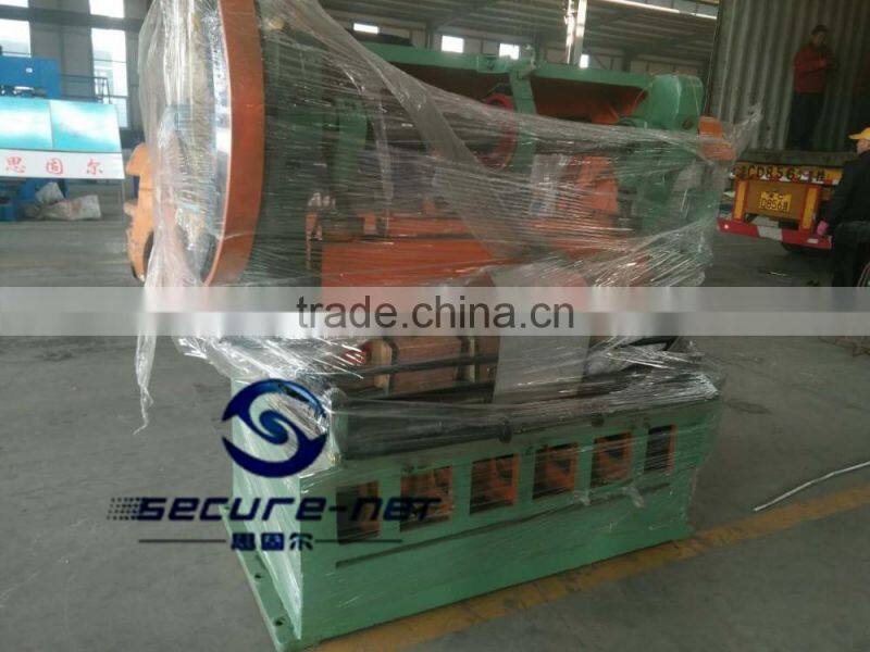 Expanded metal sheet making machine with mesh panels