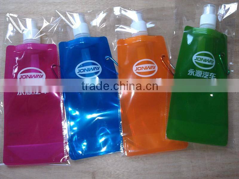 New design bpa free plastic foldable water drink bottle bag with hook and gravure printing,custom bottle bag