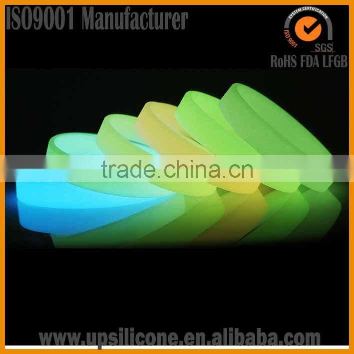 silicone factory cheap customized glow in the dark wristbands