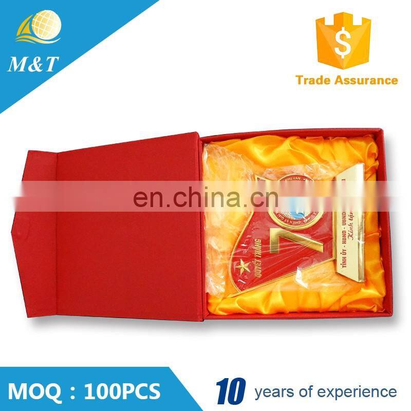 Custom cheap metal sports souvenir medal and trophy holder china new medals and trophies