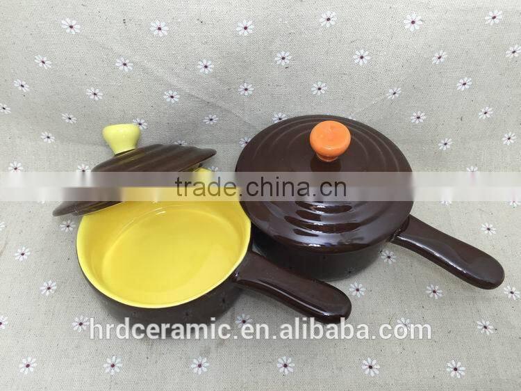 Wholesale stocked Ceramic soup bowl with silicone lid and handle