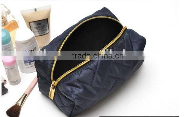 2016 fashion satin quilting toiletry bag with gold zip for man
