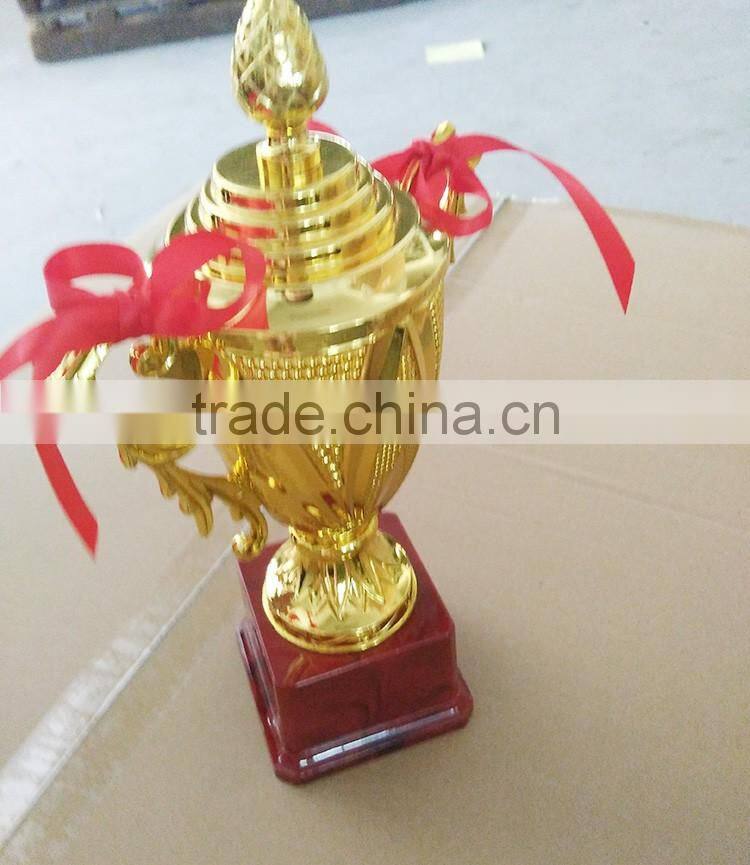 2016 new design gold plastic trophy cup with a base binaural thorns leather box