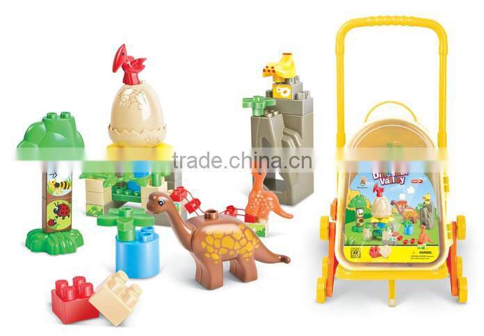 boy play friction metal car with traffic carpet with EN71