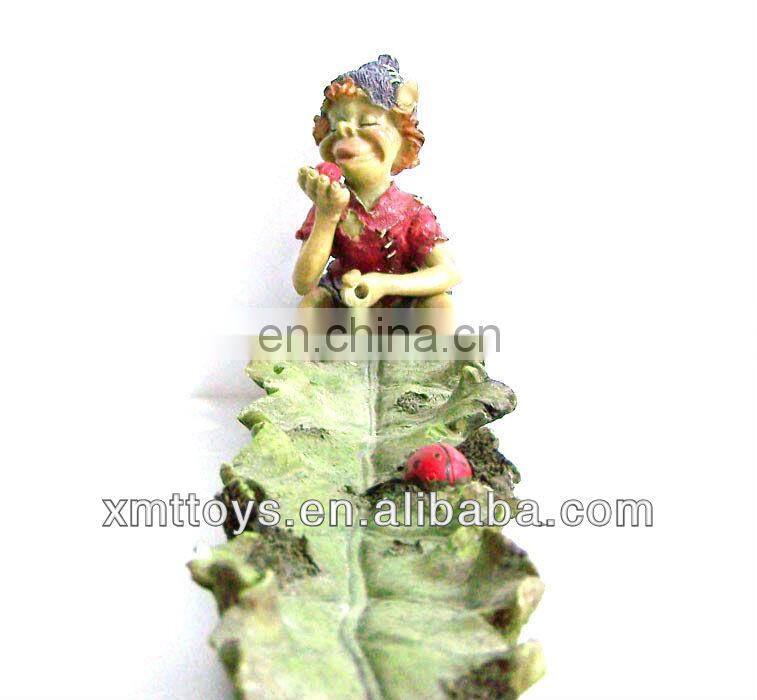 polyresin crafts a man carry a women on shoulder