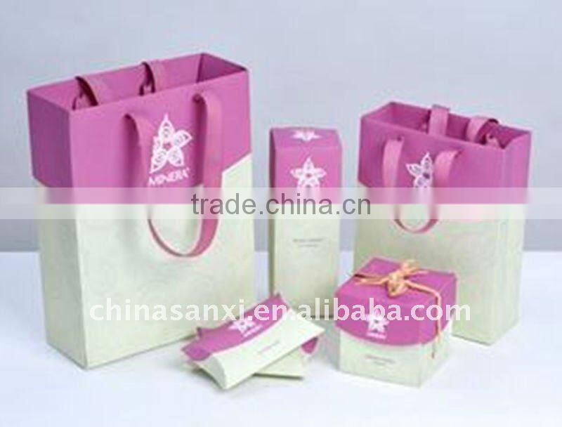 elegant and delicate paper box for shopping jewelry