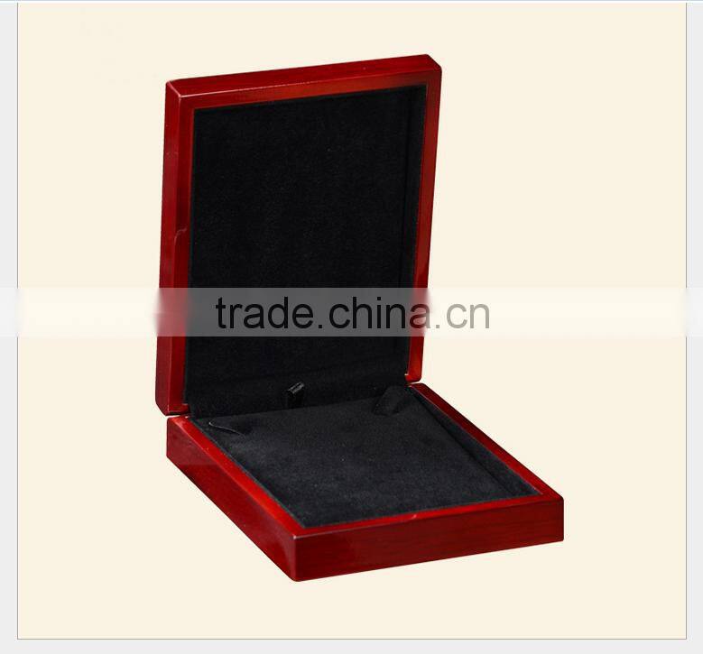 2016 Necklace Glossy Finish Wooden Box