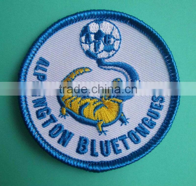 2017 custom high quality self adhesive embroidery patch