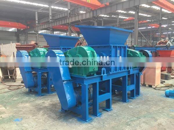 Solid waste shredding machine