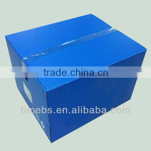 Stackable and collapsible plastic box