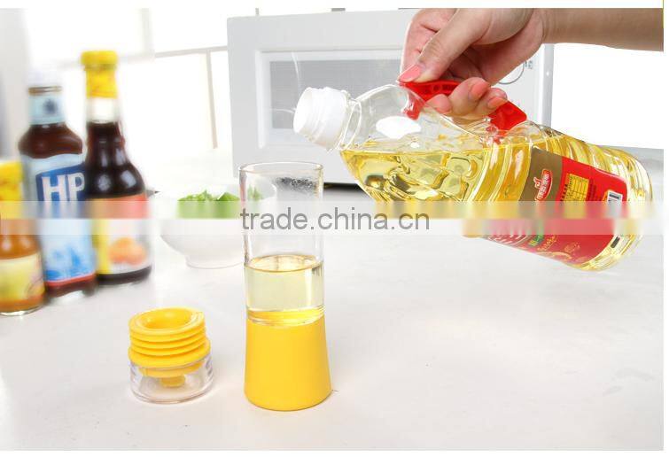 hightwo-way using high quality vinegar bottles soy sauce plastic bottle ,kitchen oil bottle ,Grill brush