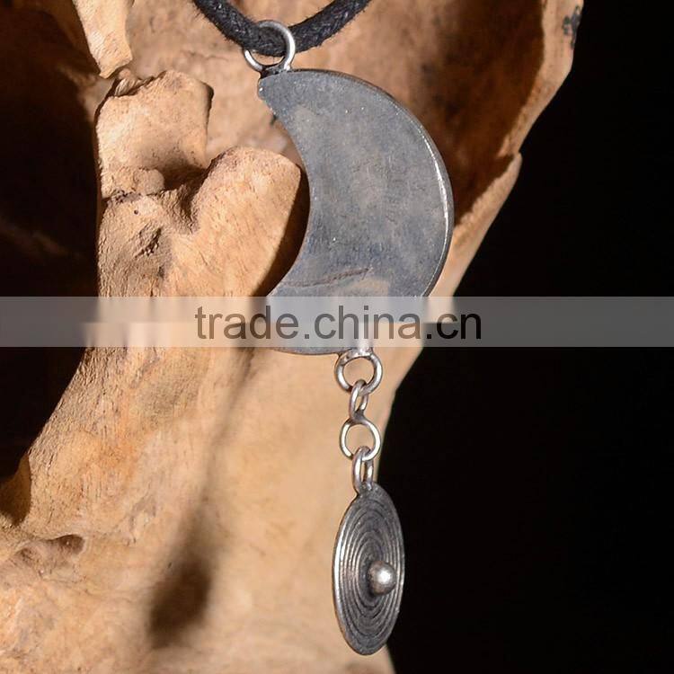 Wholesale exquisite moon shape design vintage moon shape pendant neklace pendant necklace