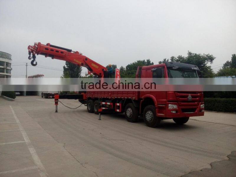 howo 8*4 70T crane truck gets up with the heavy and transport vehicle truck with loading crane