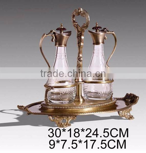 Triangle Design Bronze Casting Sauce Bottle Holder With Handle, Antique Brass Mounted Glass Sauce Cans With Tray For Tableware