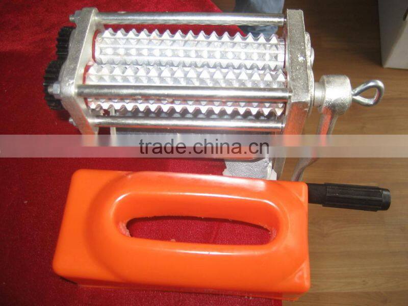 Hand operated meat tenderizer