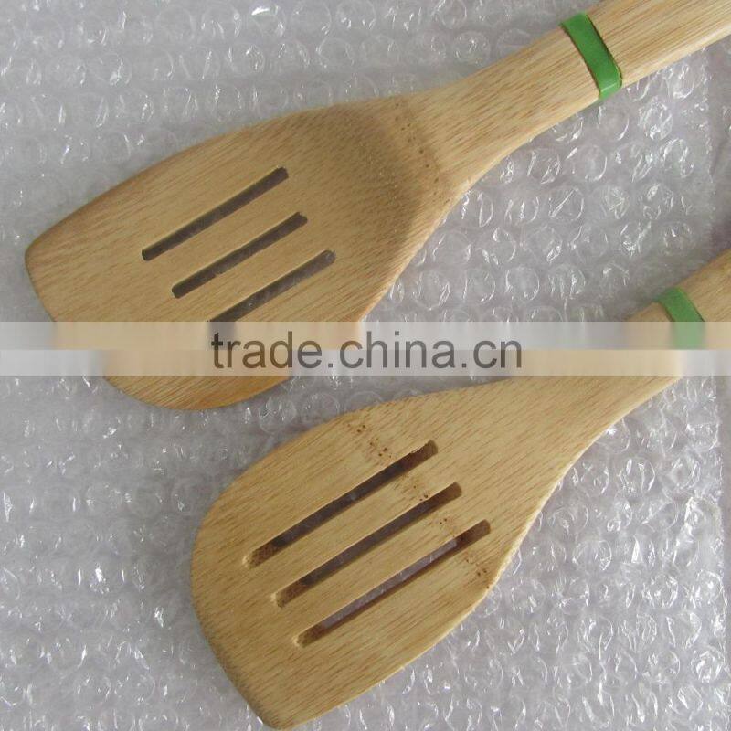 bamboo Oblique leakage shovel with green silicone ring