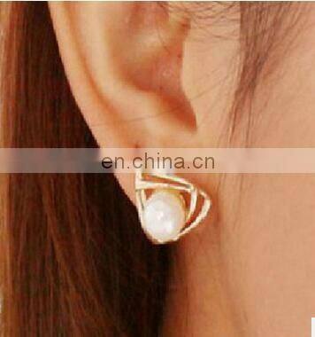Korean jewelry sweet and romantic and lovely and generous temperament imitation pearl earring hollow Triangle earring