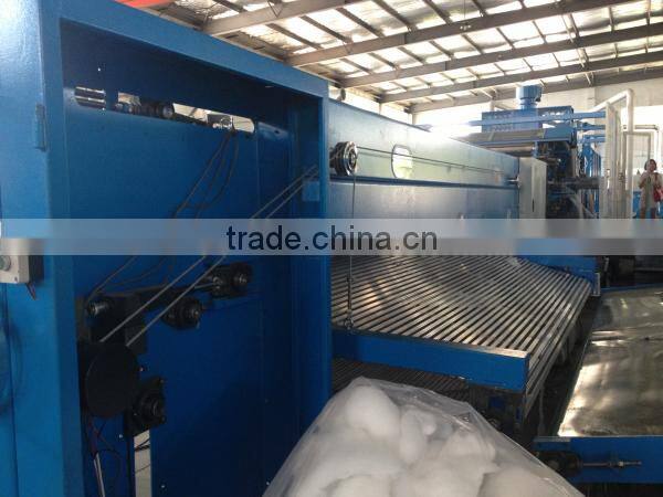 Cross lapping machine, cross lapper machine, nonwoven machine cross lapper