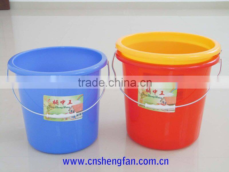 plastic bucket with lid with metal handle