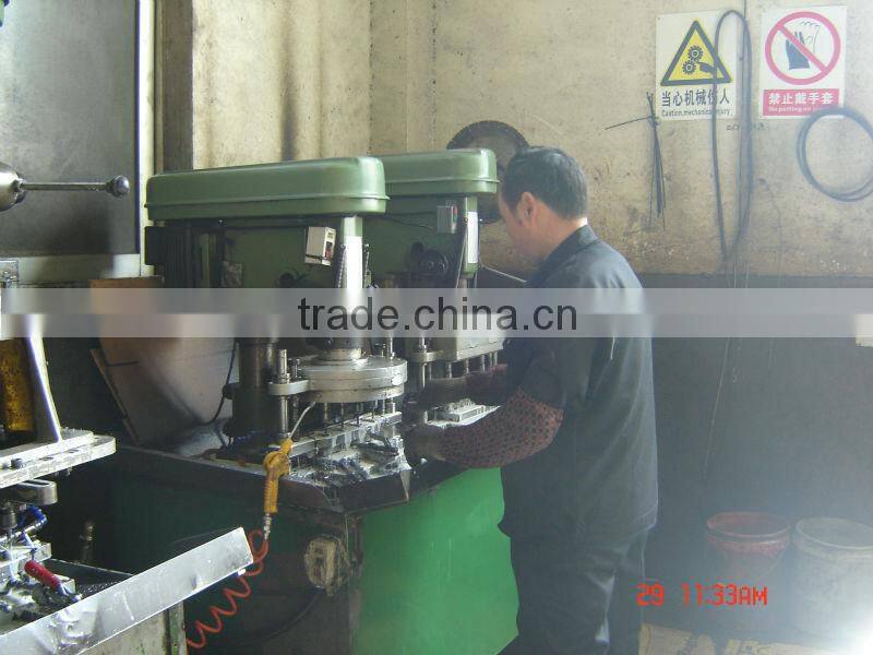 Screeding concrete vibrator screed with Honda engine has strong power