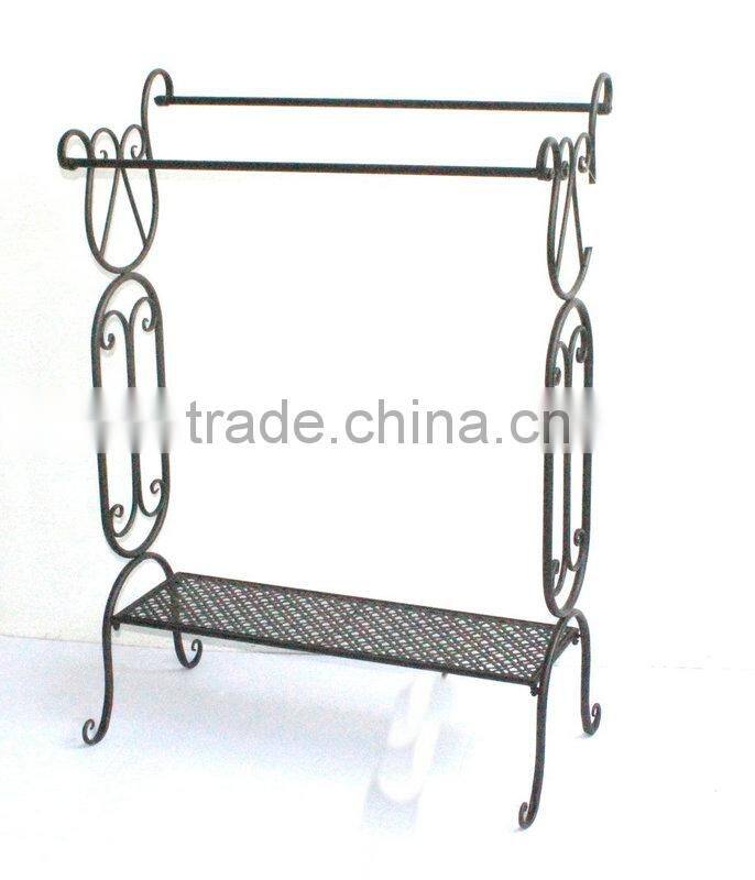 Free standing metal towel rack