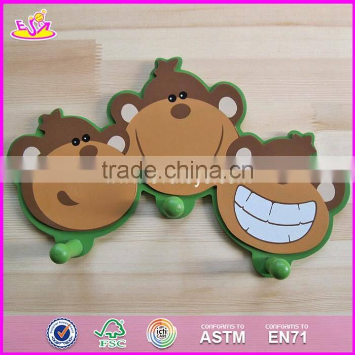 2017 New design cartoon animal wooden baby coat hangers W09B075