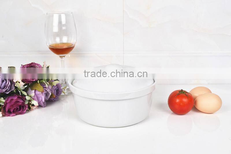 17.5" porcelain bakeware with lid