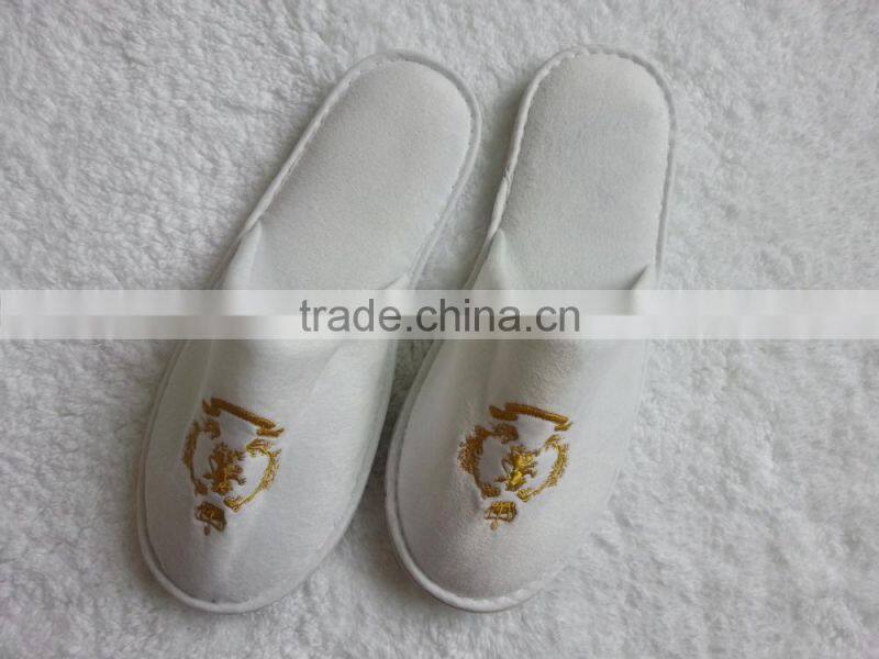 hotel slipper with embroideried customized logo