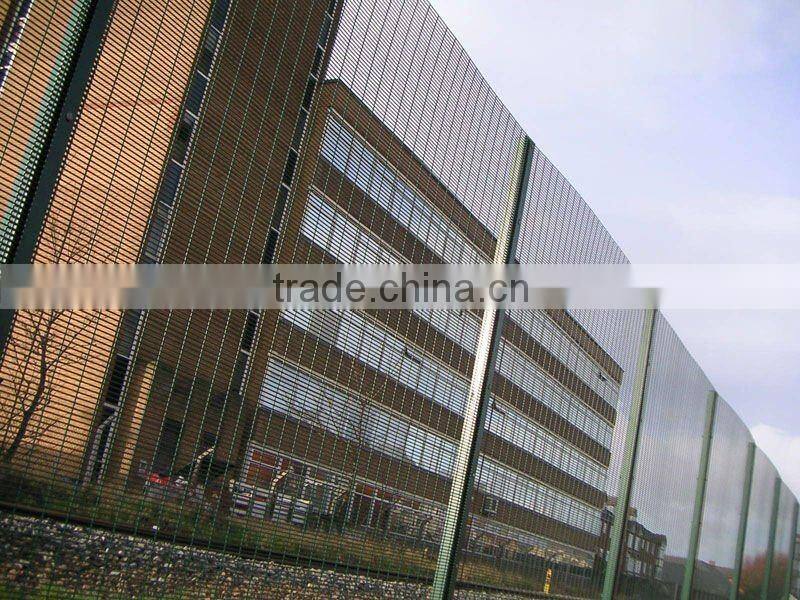 Anti-clamp wire mesh fence