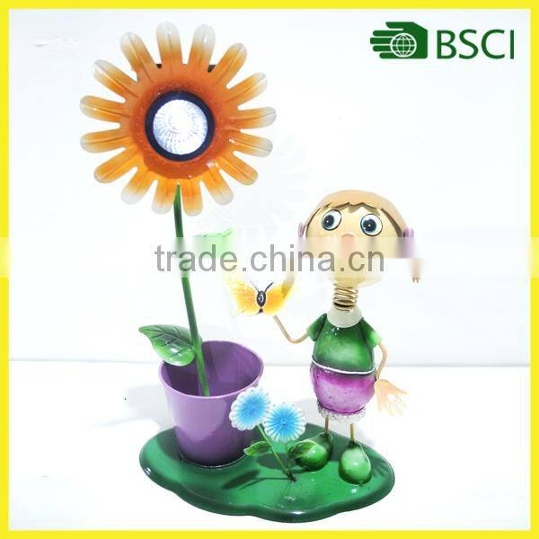 YS15079 Metal girl planter with solar sunflower garden light