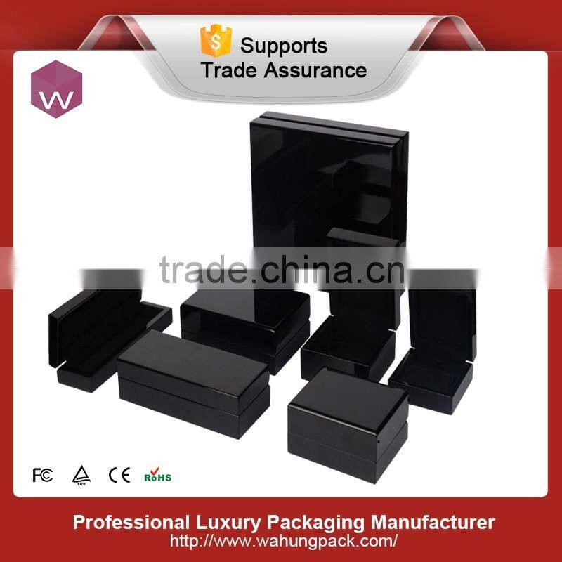 round cardboard jewel set box with white leather