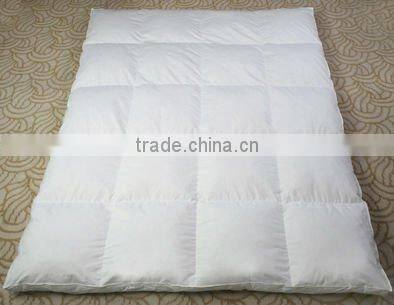 Luxurious 4-season down mattress topper