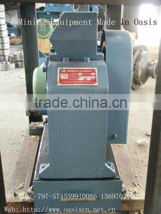 Laboratory jaw crusher with a small size which is easy to handle and operate