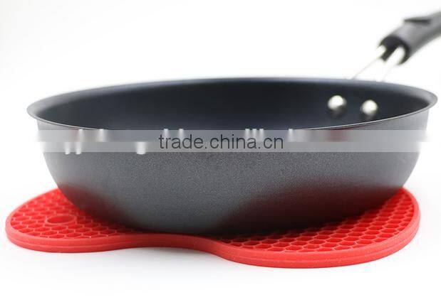 Hot sale FDA and LFGB food grade colorful heart shape non-sick silicone table mat & silicone placemat