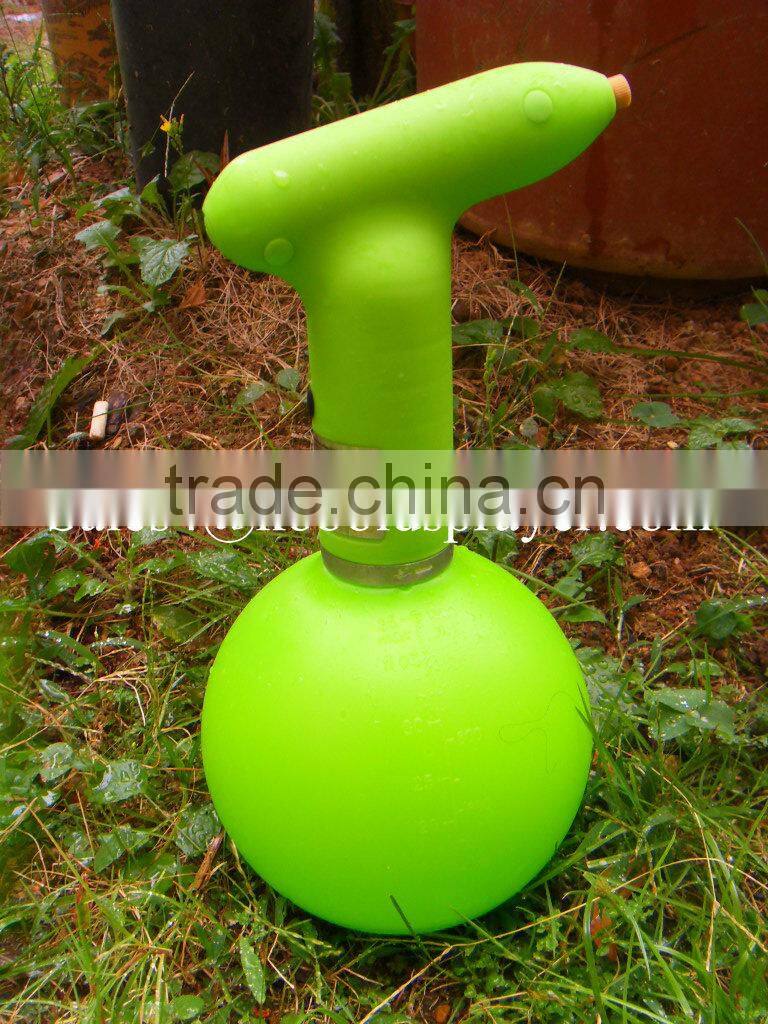 Automatic misting battery powered hand sprayer